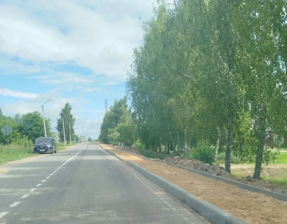 Новый пешеходный тротуар делают в Мглине на объездной в микрорайоне Дружба